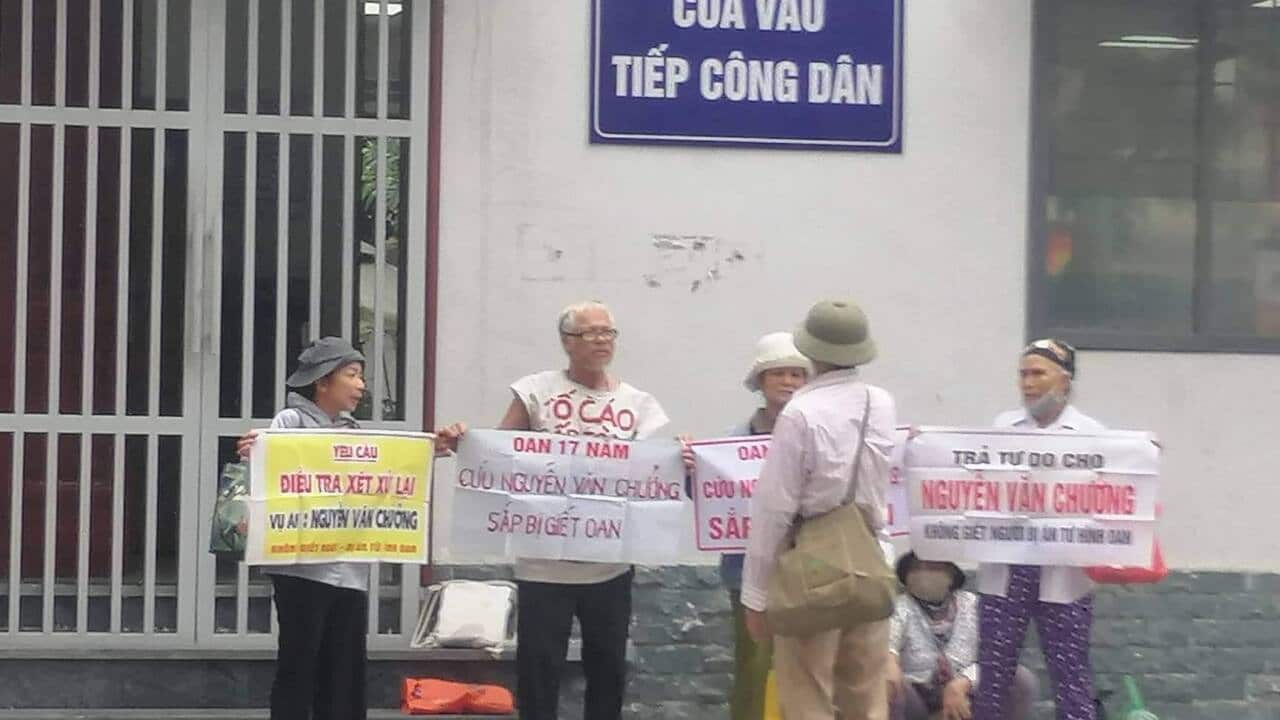 Ông Nguyễn Trường Chinh và các bà mẹ tử tù trước cửa Tiếp Dân tại Hà Nội (8/2023)