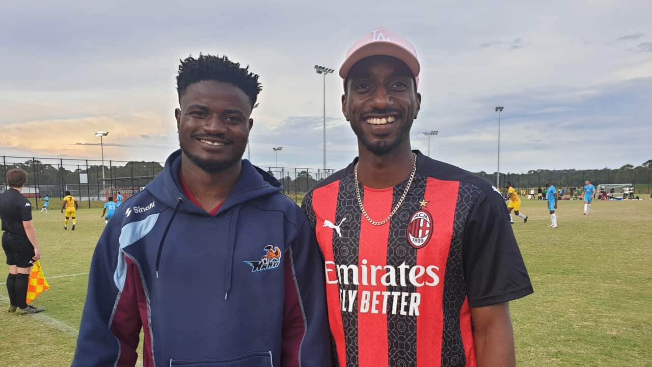 Mwalimu wa timu ya Jamhuri ya Congo ya Sydney Bw Benin akiwa na nahodha wake Bw Akram, katika uwanja wa mazoezi wa Western Sydney Wanderers FC, NS