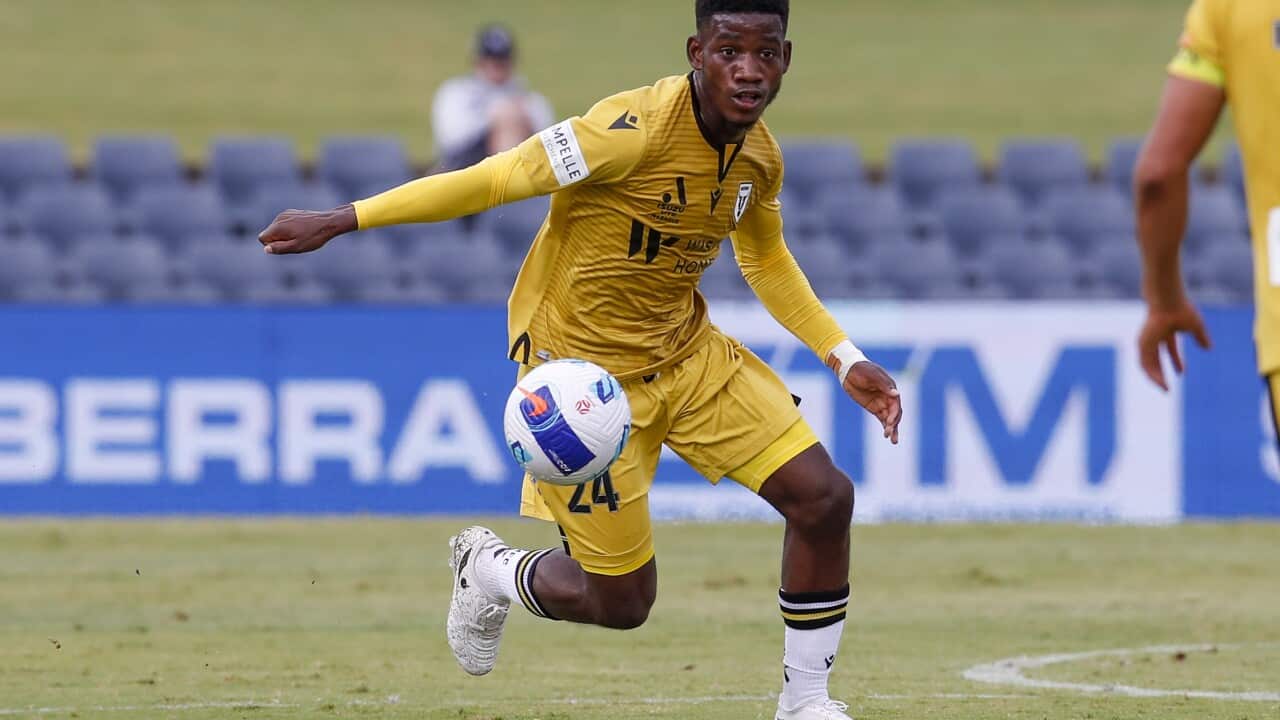 Charles Mmombwa katika mechi ya ligi kuu ya mpira wa miguu ya Australia