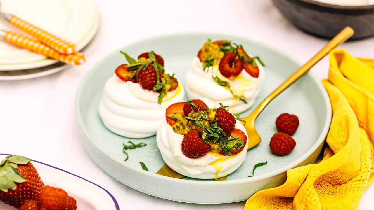 Vegan mini pavlova cups