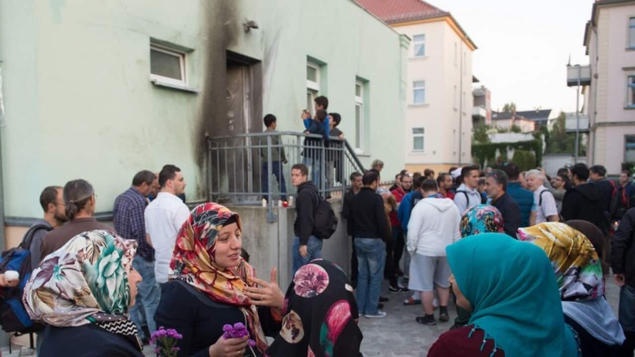 Frauen vor der Fatih Camii Morschee halten Mahnwache nach dem Anschlag.