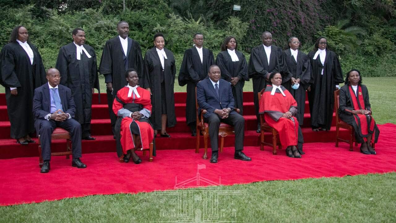 Rais Kenyatta akiwa nama afisa wa mahakama nchini Kenya