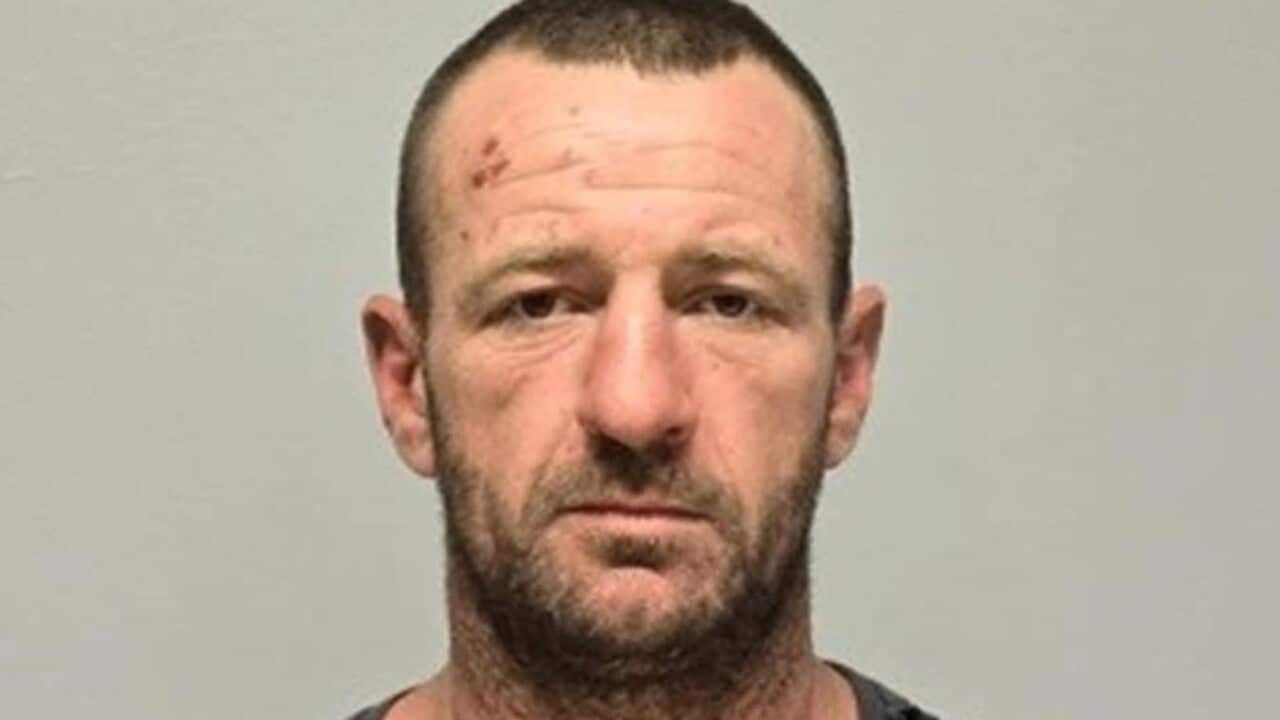 La police descend dans une ville isolée après avoir peut-être aperçu un triple meurtrier présumé