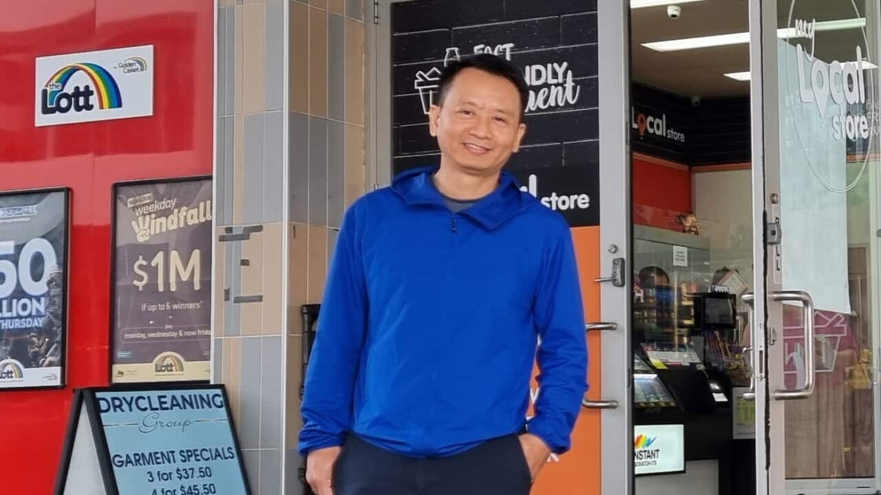 02 - Anh Trần Sỹ Thiện trước cửa tiệm.jpg