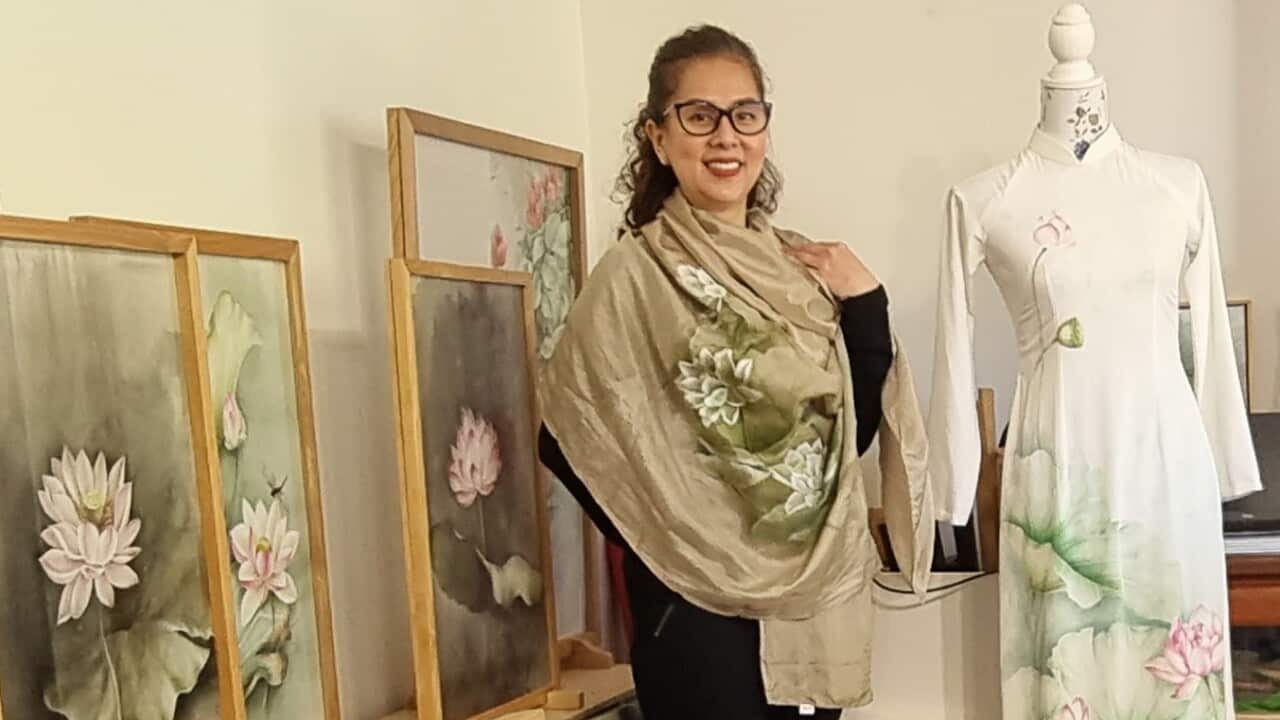 02 - Họa sĩ Mai Trịnh tại studio.jpg