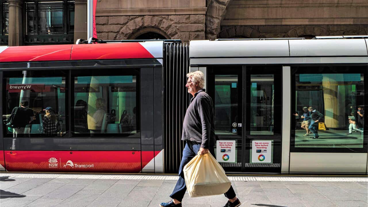 Members of the public are seen in the Sydney CBD, Sydney, Wednesday, 2023. (AAP Image/Flavio Brancaleone)