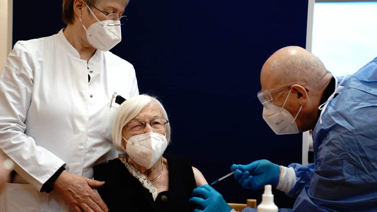 27 December 2020, Berlin: Gertrud Haase (C), 101-year-old, receives a shot of the Pfizer-BioNTech COVID-19 vaccine at the Agaplesion Bethanien Sophienhaus nursing home where the corona vaccinations start in Germany today. Photo: Kay Nietfeld/dpa Pool/dpa