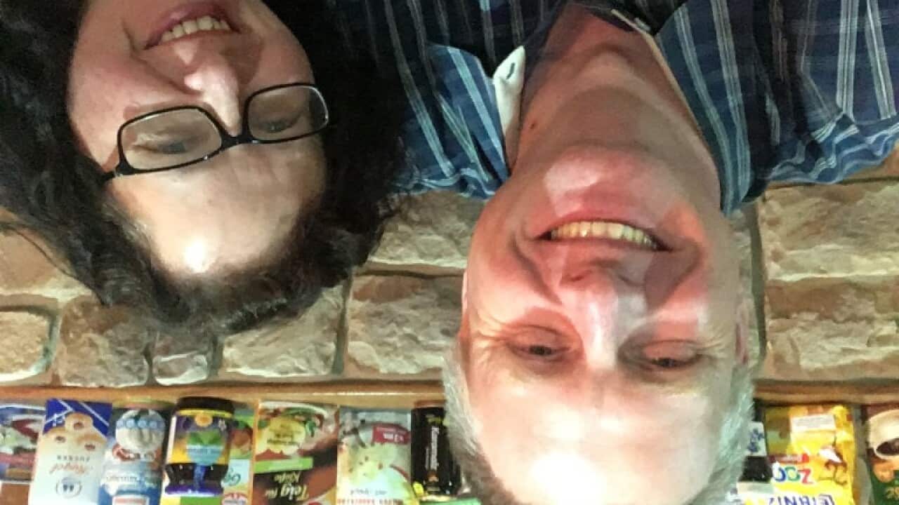 Oliver und Melisa mit typisch deutschen Produkten aus ihrem Sortiment