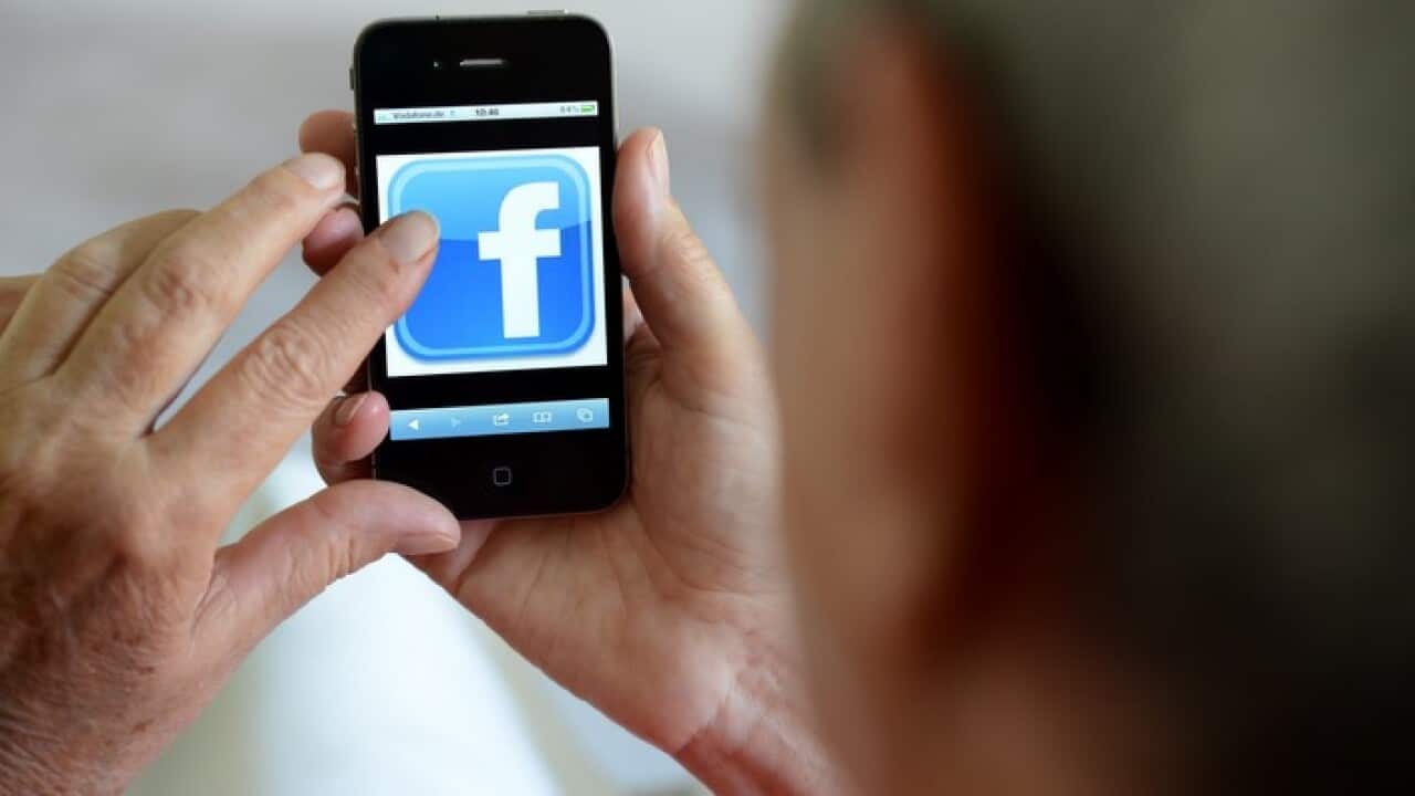 Mteja afungua mtandoa wa Facebook kwenye simu yake