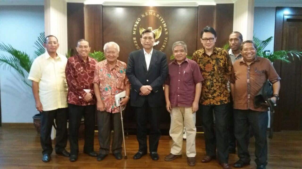 Ferdi Tanoni, bercelana krem, dan tim bertemu Menko Kemaritiman, Luhut Binsar Panjaitan