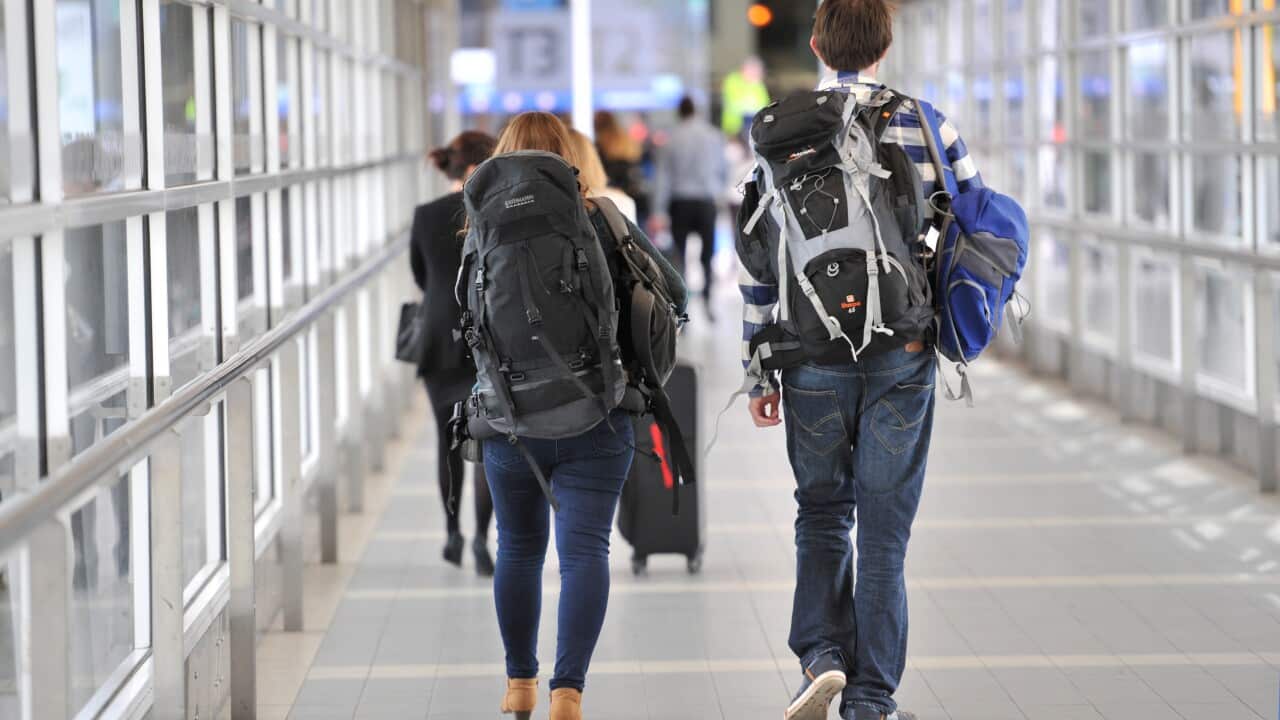Backpackers make their way to the international terminal at Melbourne Airport. (AAP)