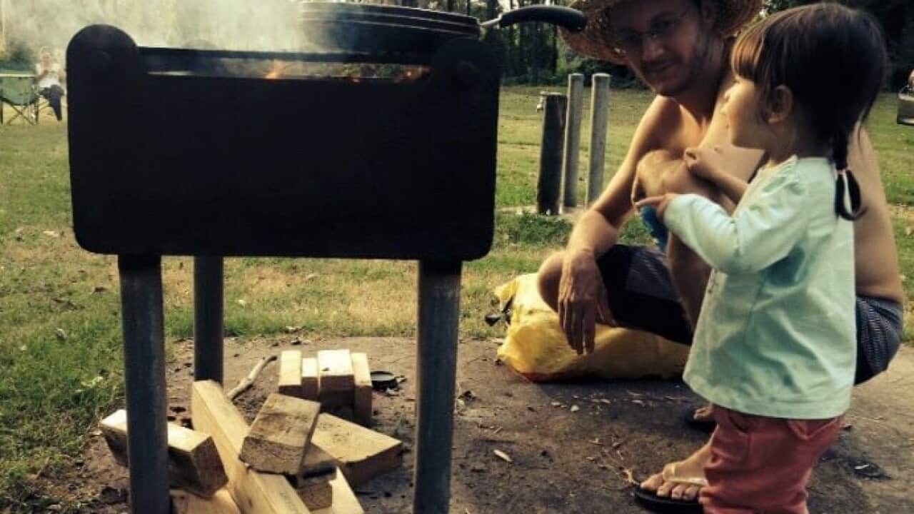 Alicent enjoys outdoor eating with her partner Maarten and their daughter Lily.
