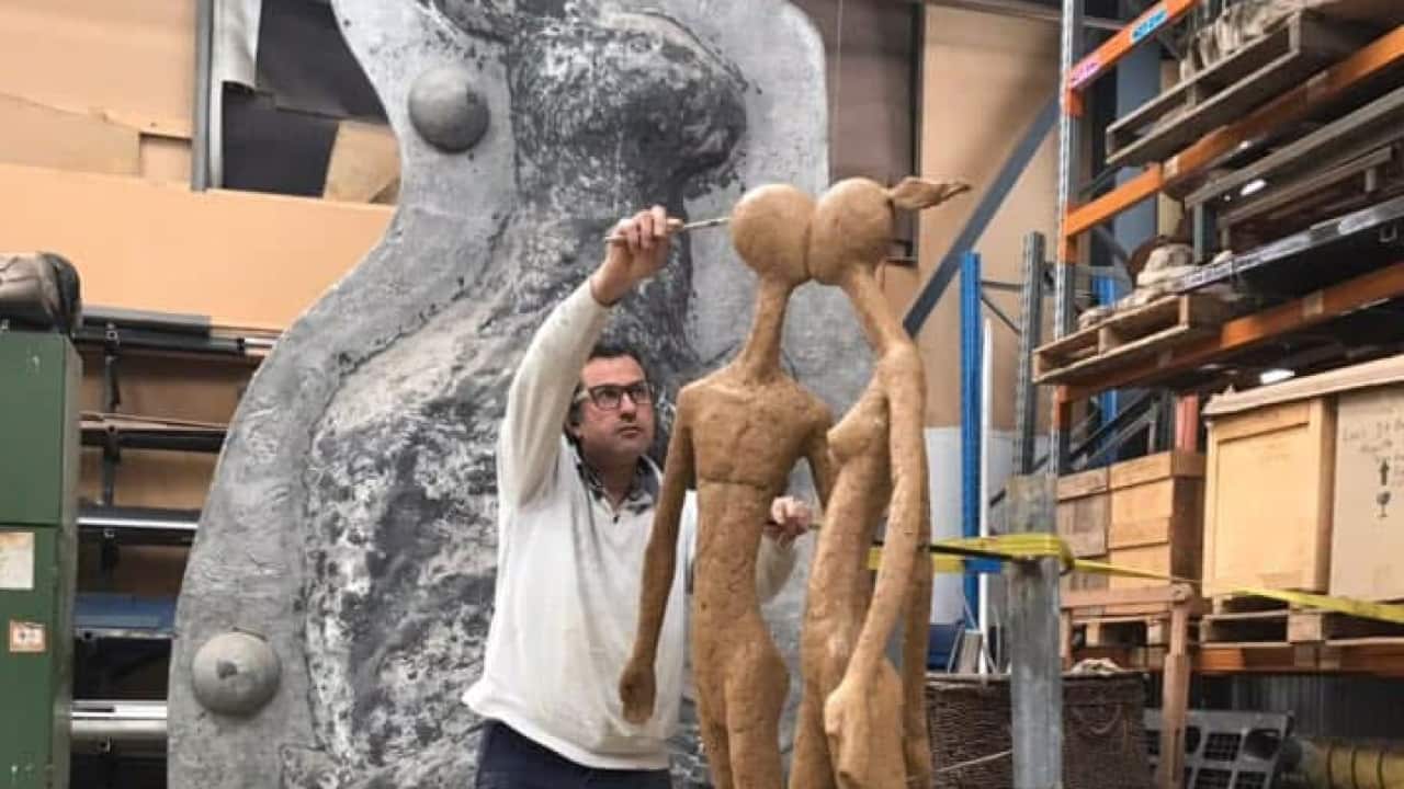 الفنان اياد القره غولي في ورشته يعمل على أحد متحوتاته.png