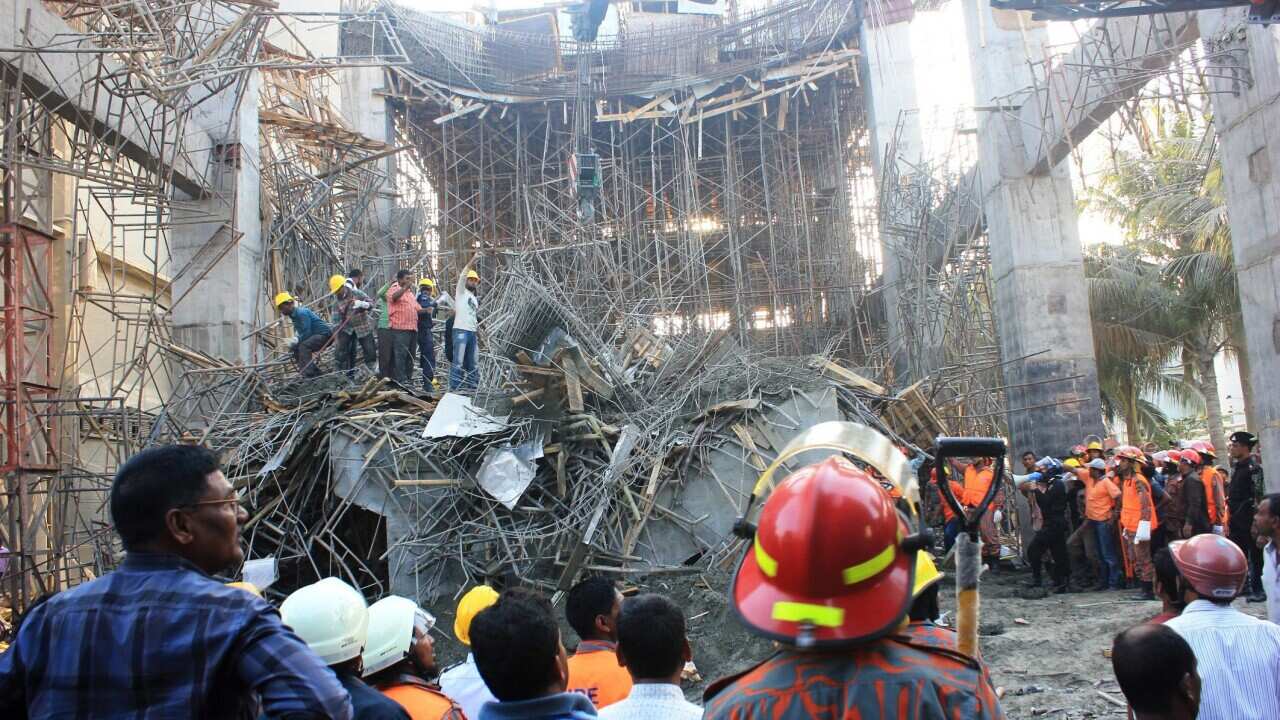 Rescue workers take part in the rescue operation after the roof of a building which was under construction collapsed at an army-run cement factory near Mongla port, southern Bangladesh (EPA/STRINGER)