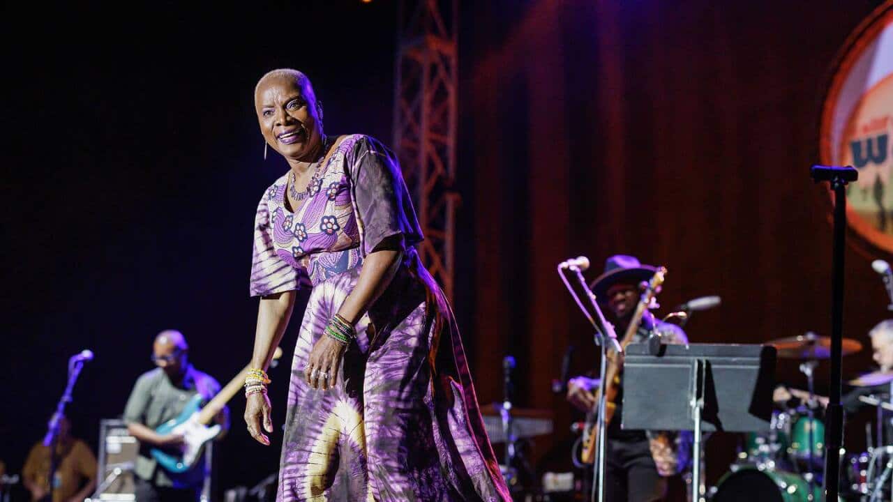Angelique Kidjo akiwa jukwaani.jpg