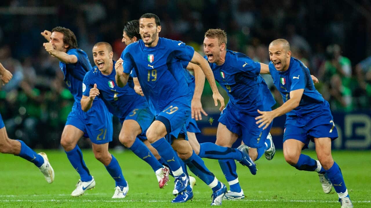 Gianluca Zambrotta al centro insieme a Luca Toni, Andrea Pirlo, Fabio Cannavaro, Daniele De Rossi, Vincenzo Iaquinta e Alessandro Del Piero esulta dopo il rigore di Fabio Grosso nella finale dei Mondiali del 2006.