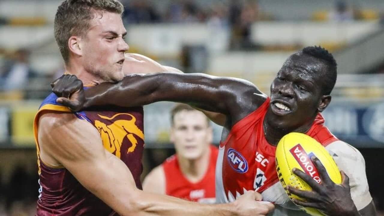 Mlinzi wa Sydney Swans Aliir Aliir akabiliana na mchezaji wa Brisbane Lions katika mchezo wa AFL