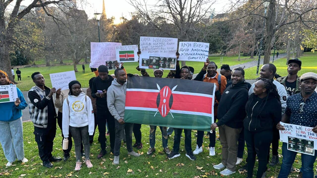 Baadhi ya wanachama wa jumuiya yawa Kenya, katika maandamano yakupinga muswada wa fedha wa 2024 mjini Melbourne, Victoria, Australia.jpg