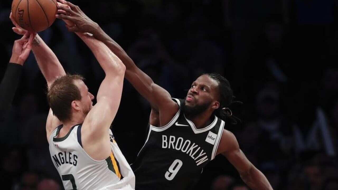 Utah Jazz forward Joe Ingles (2) vies for a rebound.