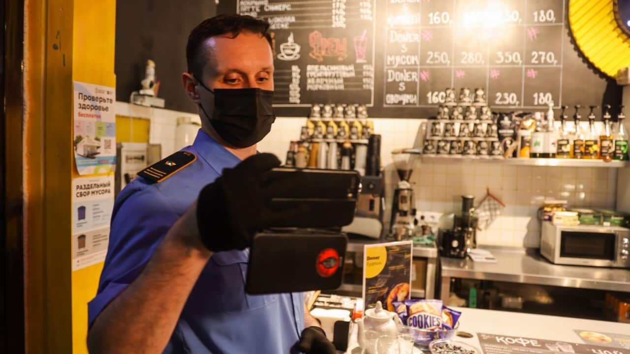 Late-night establishments monitored for compliance with COVID-19 working hours restriction in Moscow