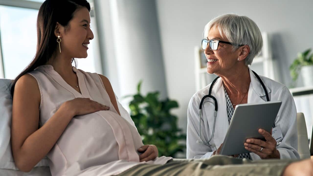 pregnant woman w doctor