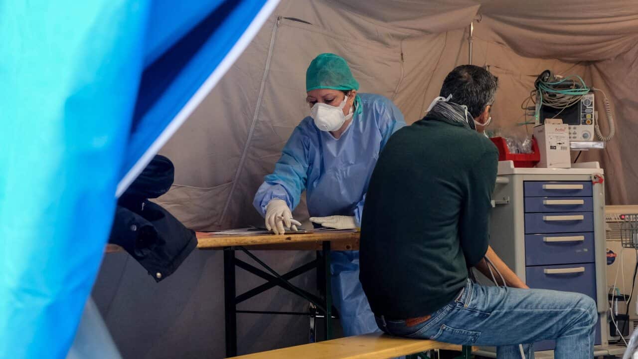 Daktari afanya vipimo katika hema lakutibu virusi vya coronavirus mjini Palermo, Italy