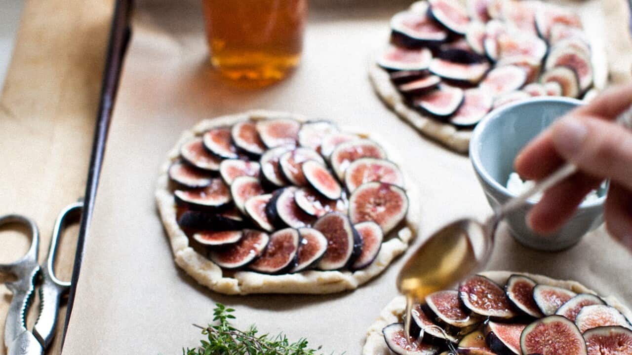Fig tartlets with herbs and honey