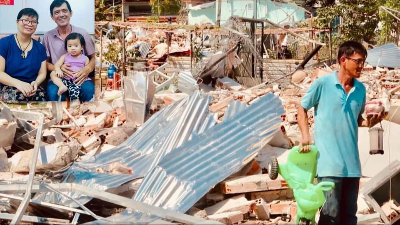 Huỳnh Anh Tú trên đống đổ nát của ngôi nhà anh tại Vườn Rau Lộc Hưng