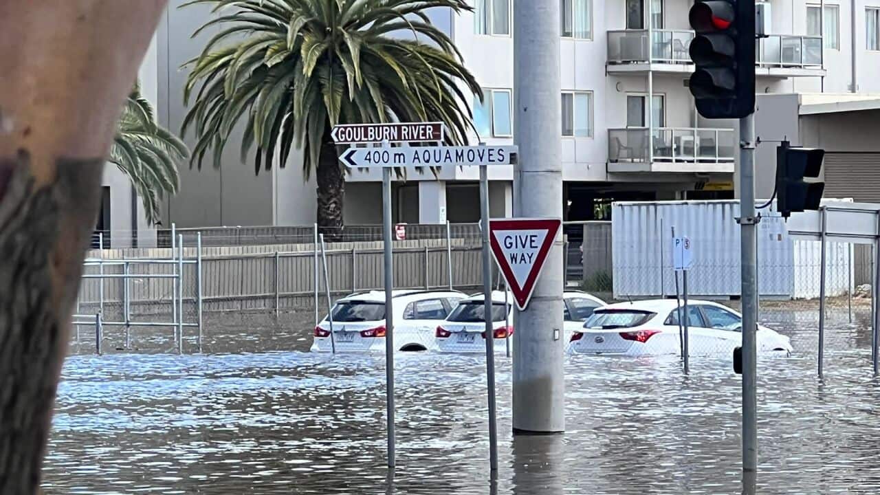 Maji yamafuriko yajaa katika mtaa wa jiji la Shepperton, Victoria.jpg