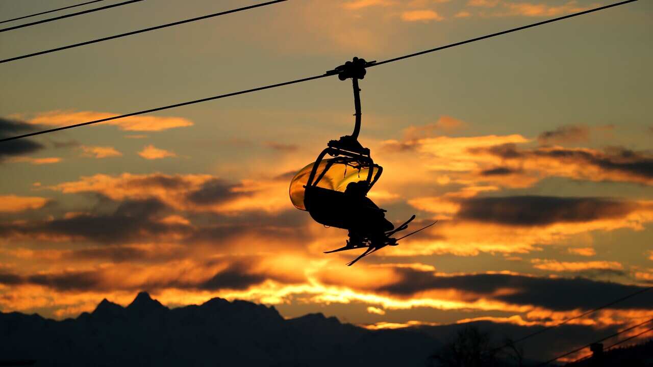 Dismantling ski lifts as weather warms