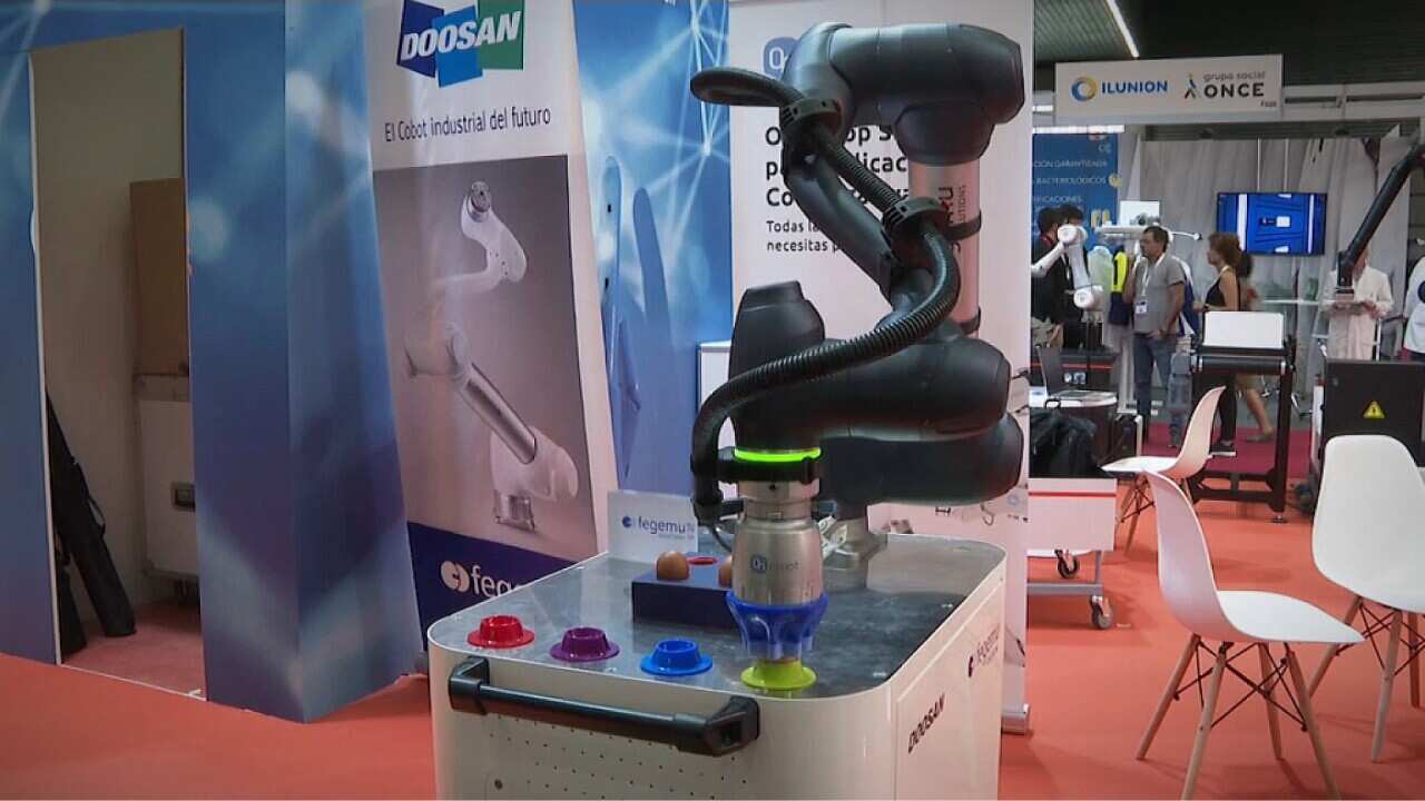 A robot deals with an egg without breaking it