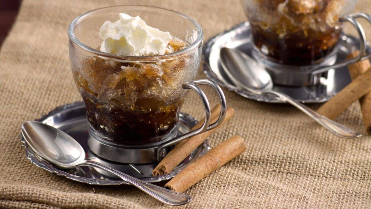 La granita al caffè, spesso con aggiunta di panna, è tra le bevande più amate nell'estate italiana.