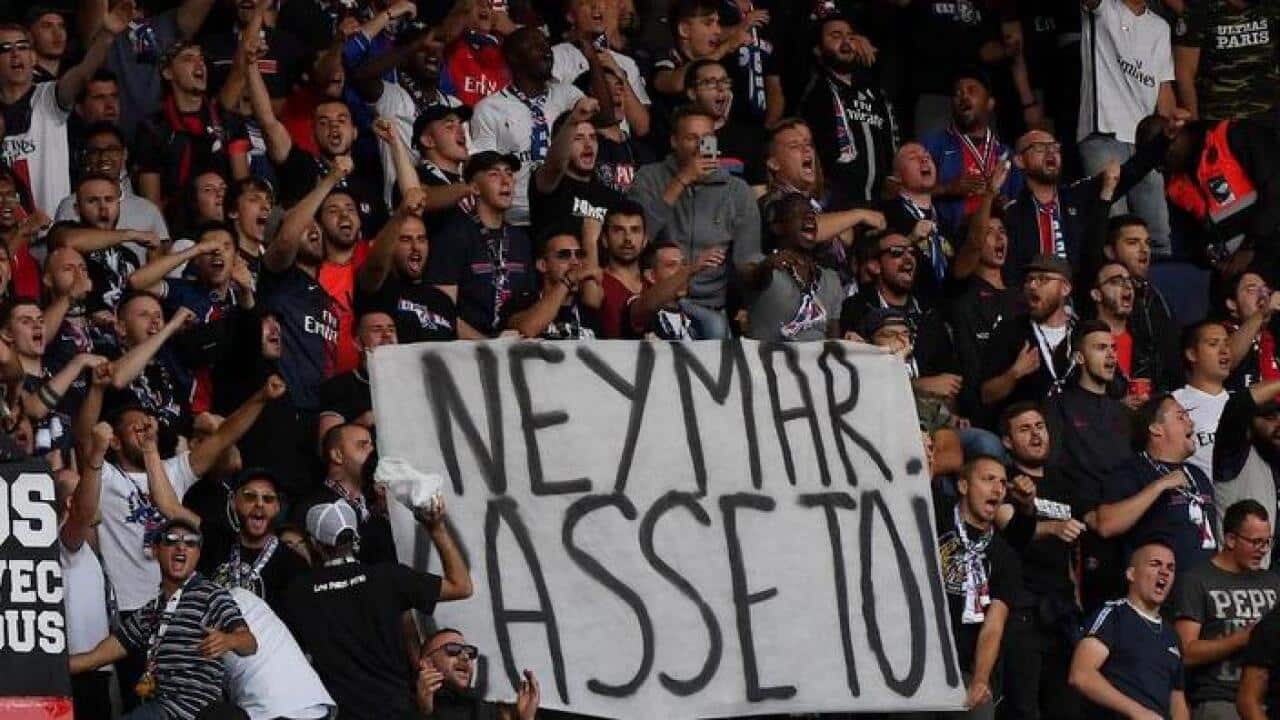 Des supporters du PSG affichent une banderole "Neymar casse-toi"