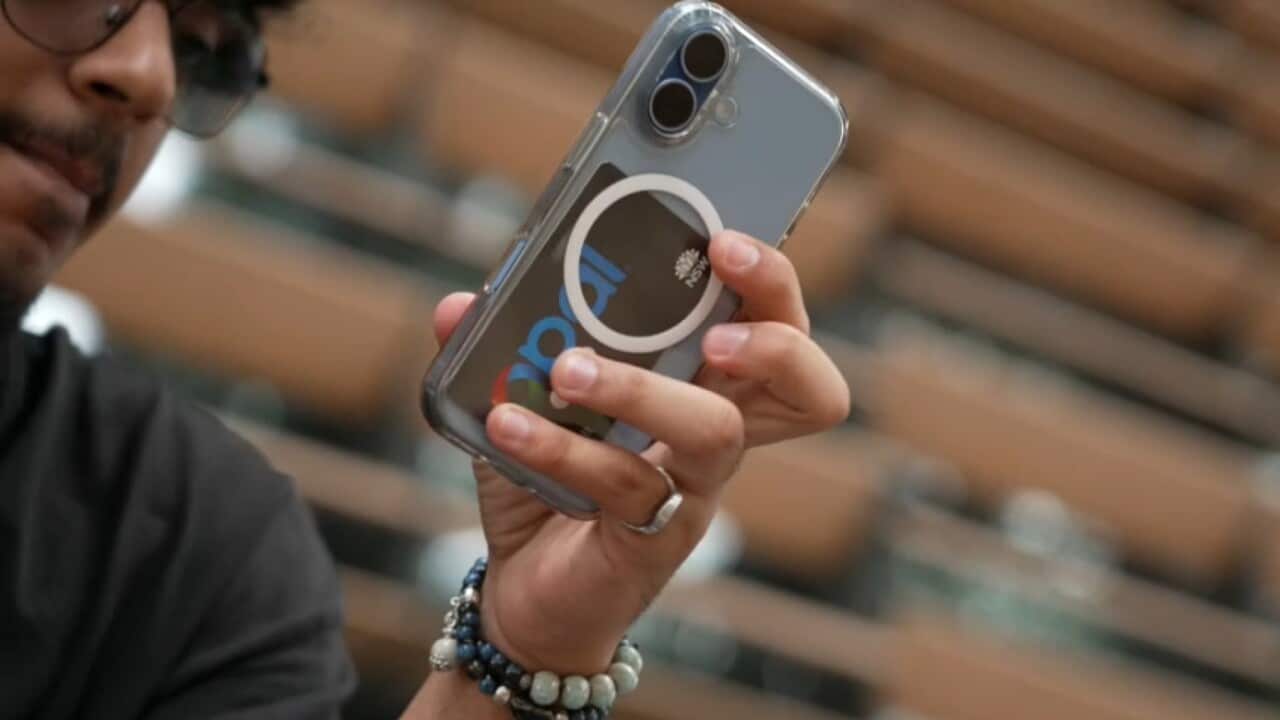 Police are warning international students returning home to be aware of scammers seeking access to bank accounts_SBS.jpg