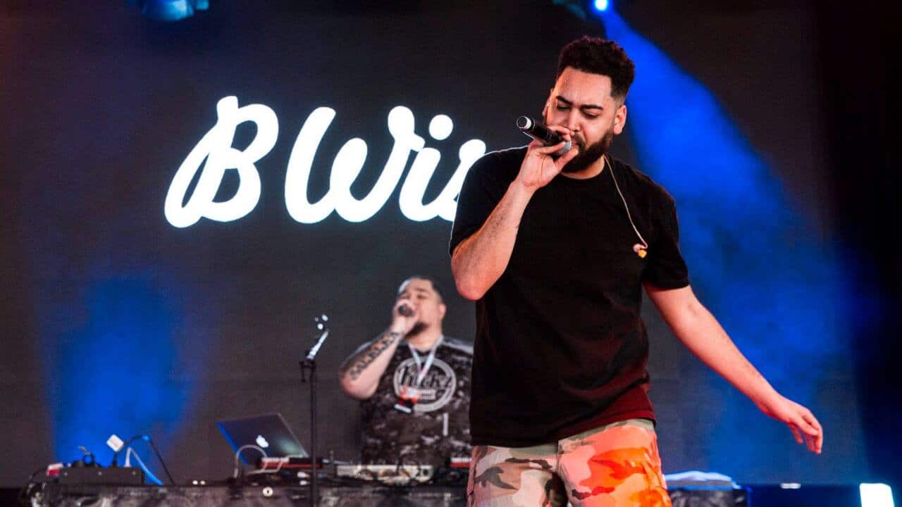 Msanii B Wise jukwaani kwenye tamasha.