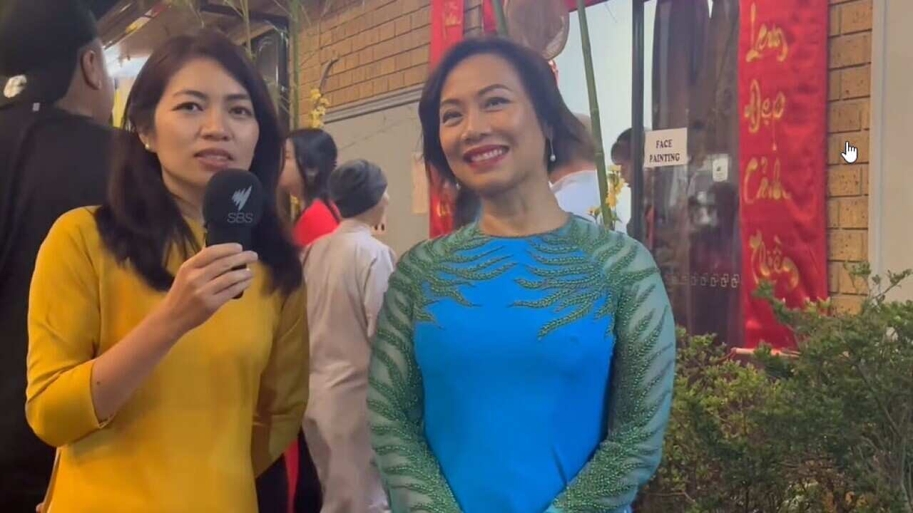 Dân biểu Liên bang Dai Le (phải) và Biên tập viên Hương Lan (trái) trong lễ đón Giao Thừa tại Tổ Đình Phước Huệ, 22/01/2023 (SBS)