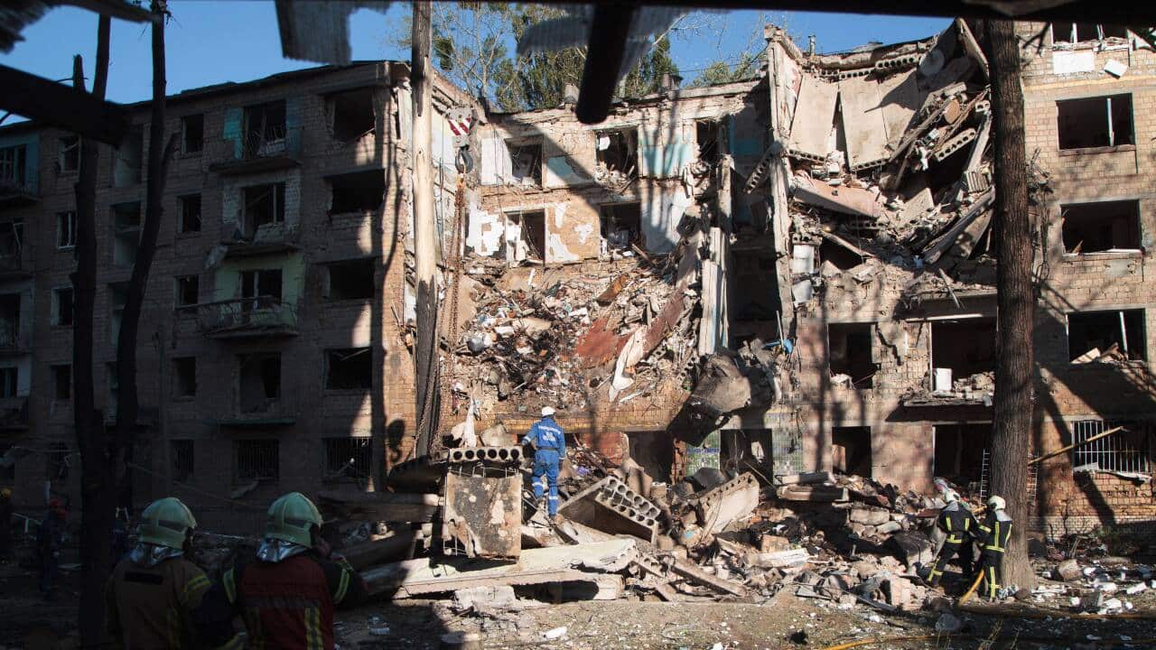 Palazzi in rovina dopo un attacco combinato con droni e missili russi lanciato nel distretto Shevchenkivskyi di Kyev il 23 giugno 2025.