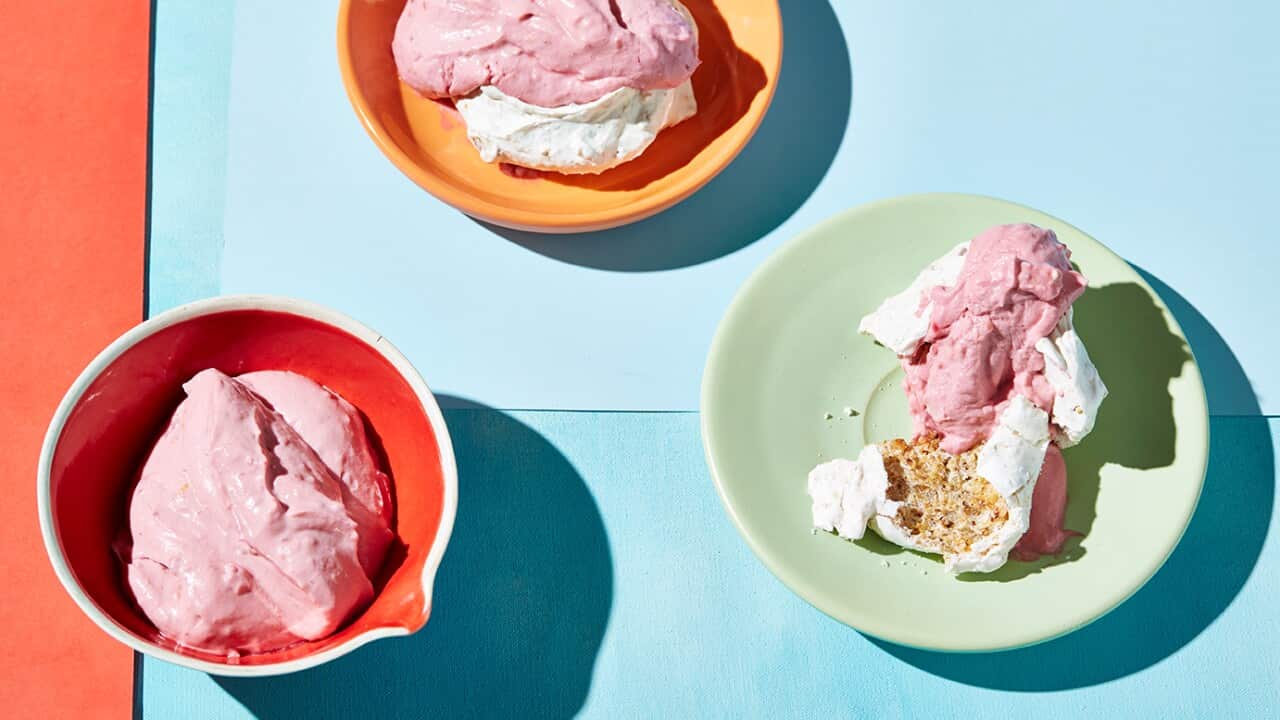 Hazelnut meringues with raspberries and ricotta
