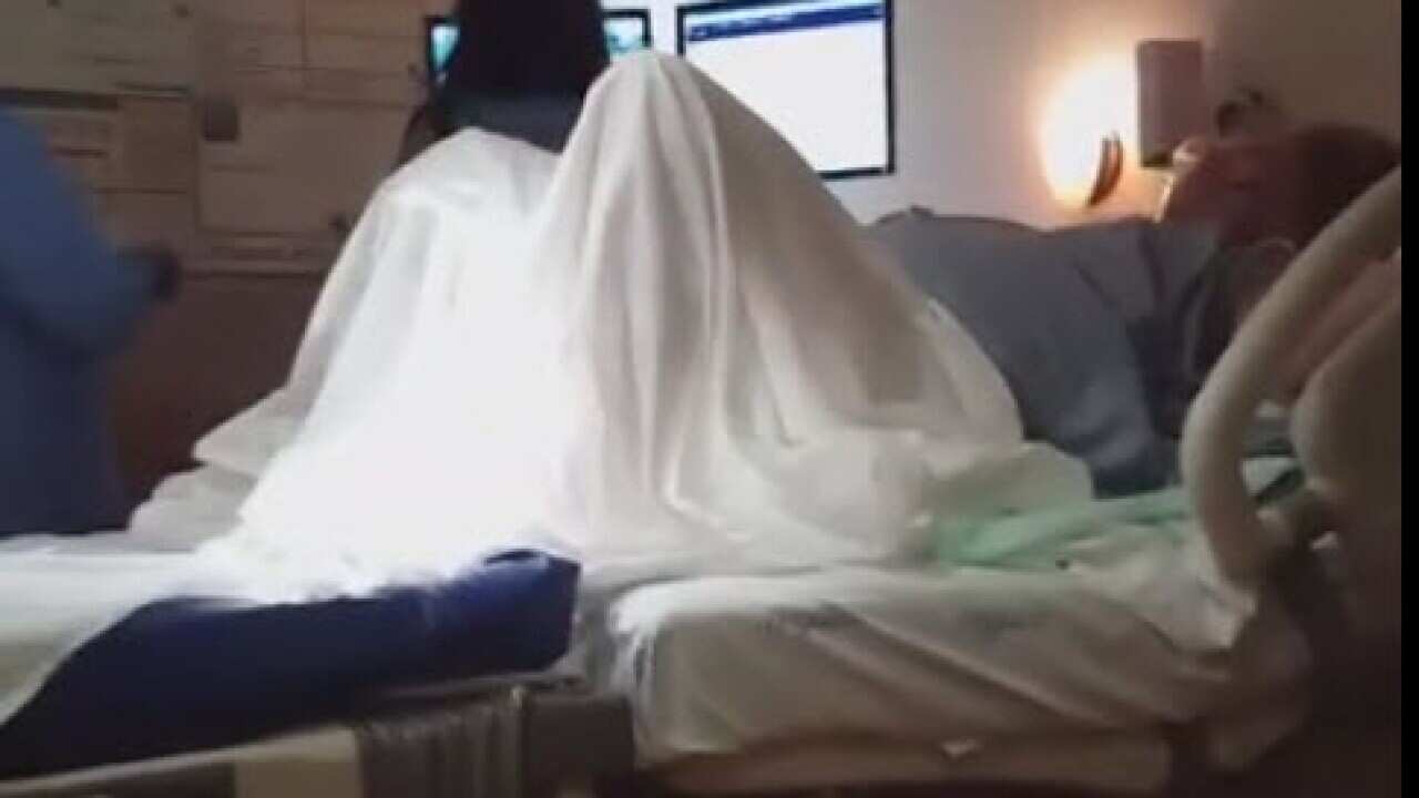 A US woman has given birth live on Facebook.