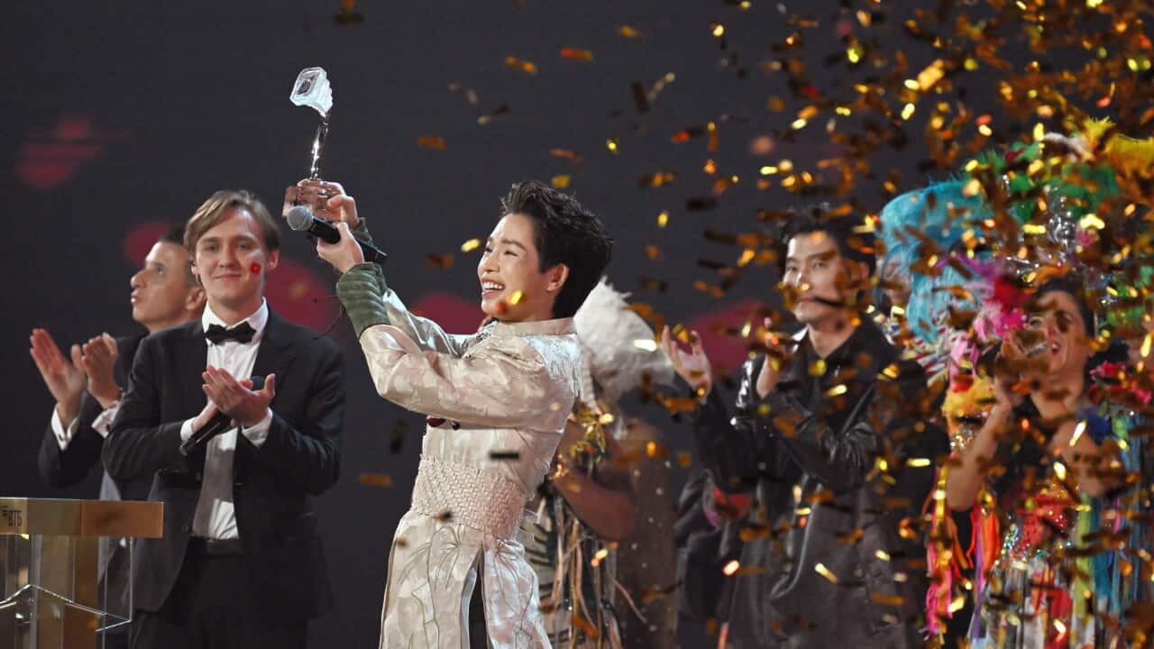 משתתפים במהלך הגמר. הזוכה, הזמר הווייטנאמי דוק פוק (במרכז), במהלך הגמר.