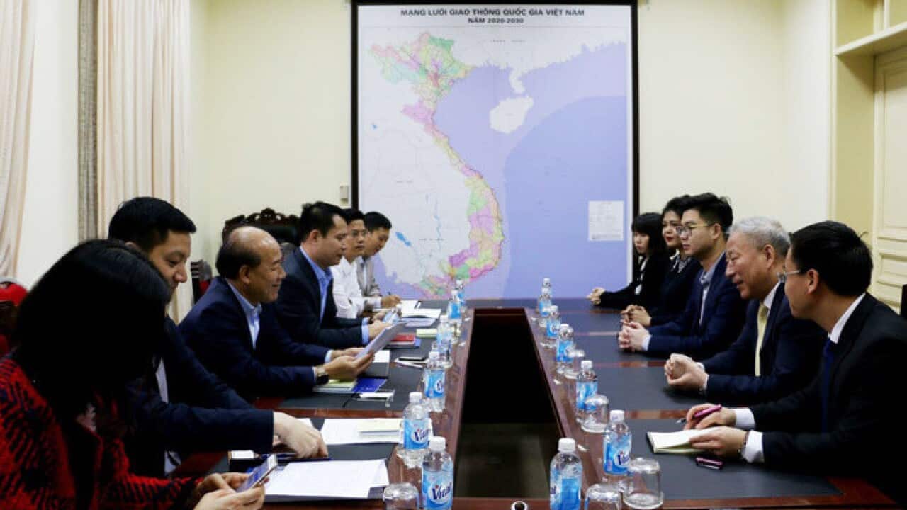 Bản đồ Việt Nam được đưa lên bàn 
