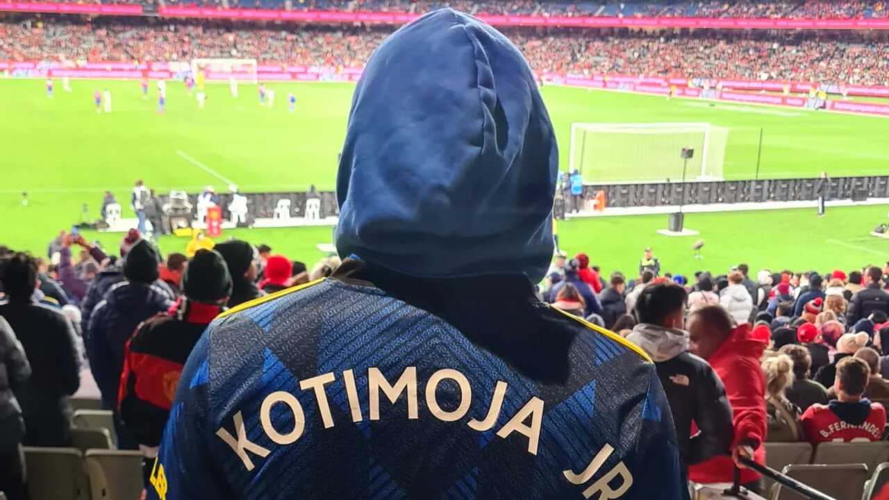 Bill akiwa ndani ya uwanja wa MCG kwenye mechi ya Man Utd dhidi ya Crystal Palace.jpg