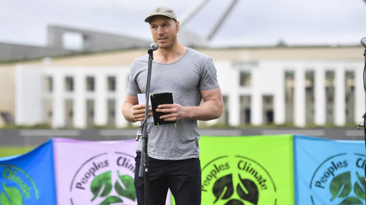 Febbraio 2021, David Pocock partecipa ad una manifestazione contro i cambiamenti climatici davanti al Parlamento federale australiano