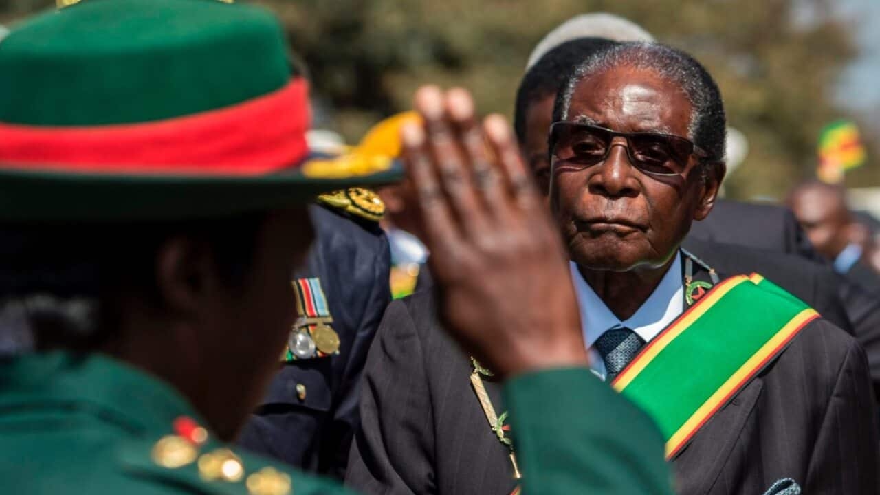 Rais wa zamani wa Zimbabwe, Robert Mugabe akagua gwaride la heshima