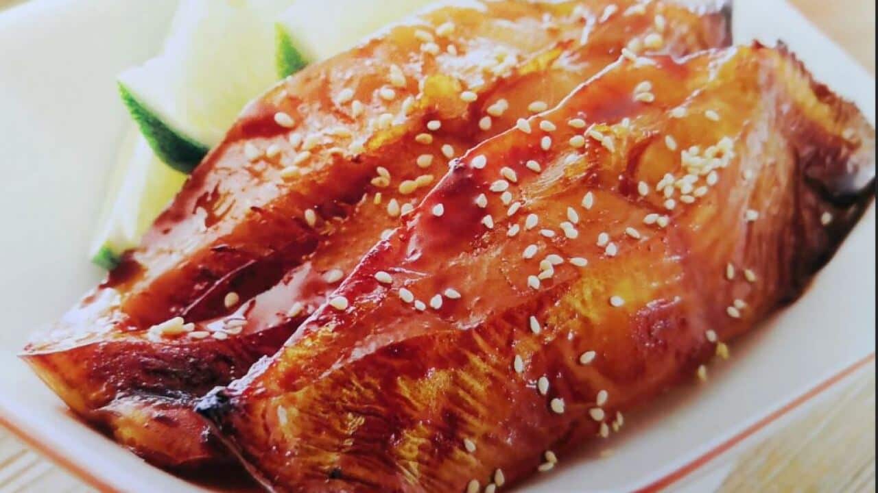 味道甜甜的照燒魚,加了白芝麻更加美味。