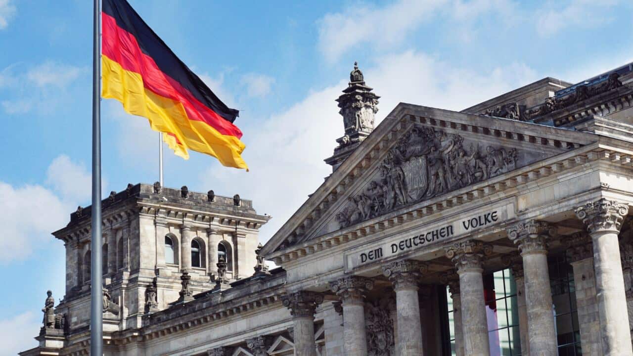 Deutscher Reichstag mit Flagge Berlin