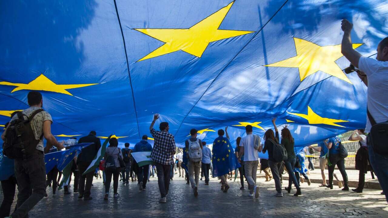 epa05870329 Thousands attend a rally to support the European Union on the occasion of the 60th anniversary of signing the Treaty of Rome at the Coliseum in Rome, Italy, 25 March 2017.  EPA/ANTONELLO NUSCA