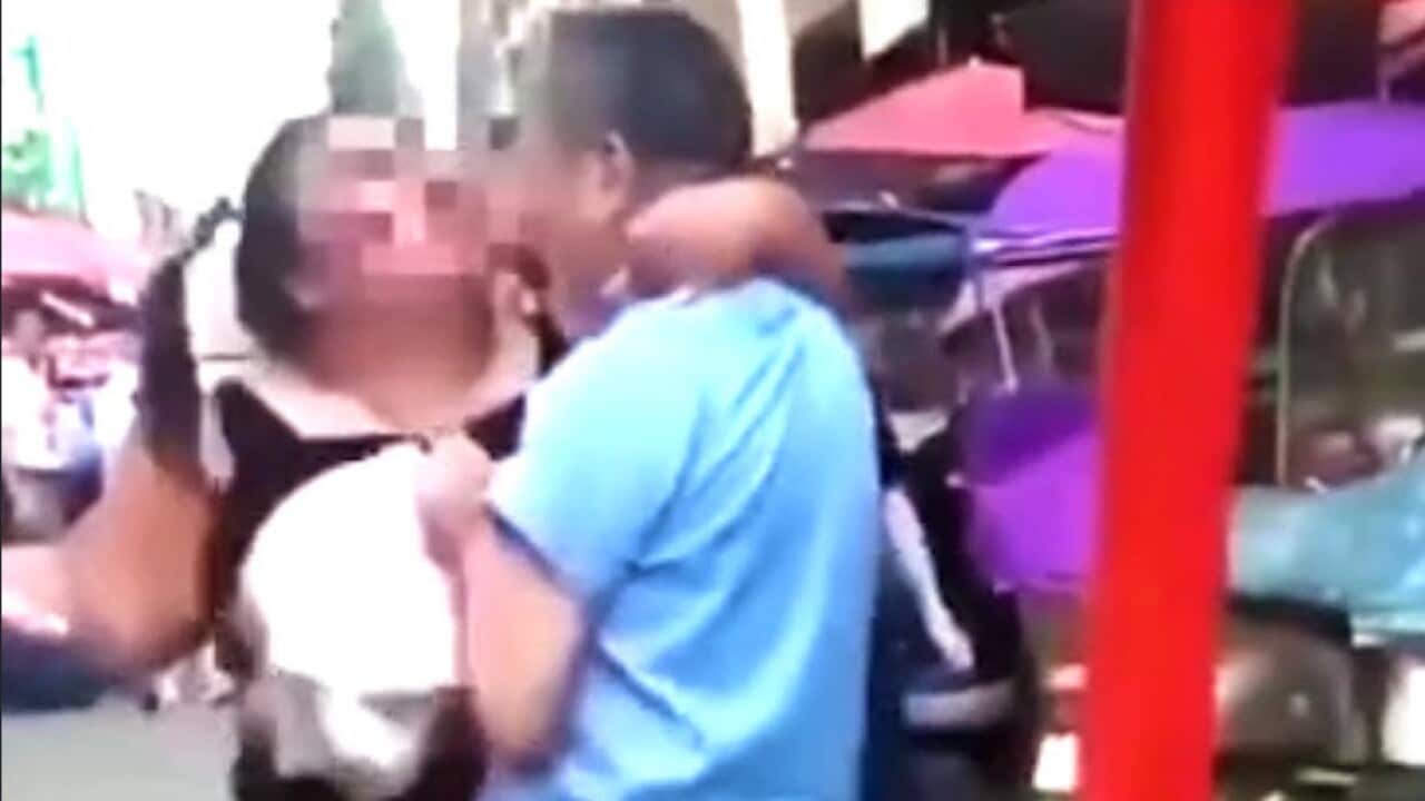 A Chinese female blogger randomly kissed a senior man on the street