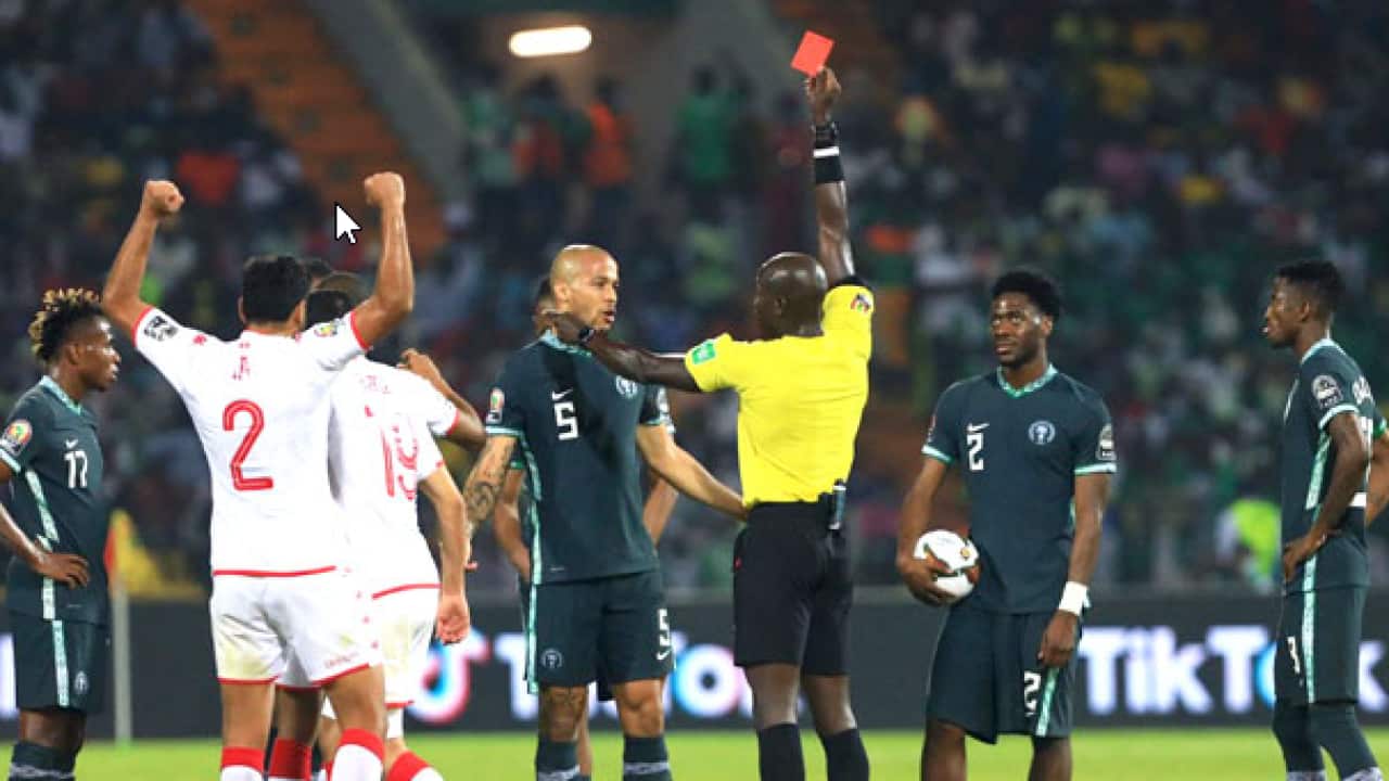 Kiungo wa Nigeria Alex Iwobi, apewa kandi nyukundu katika mechi dhidi ya Tunisia