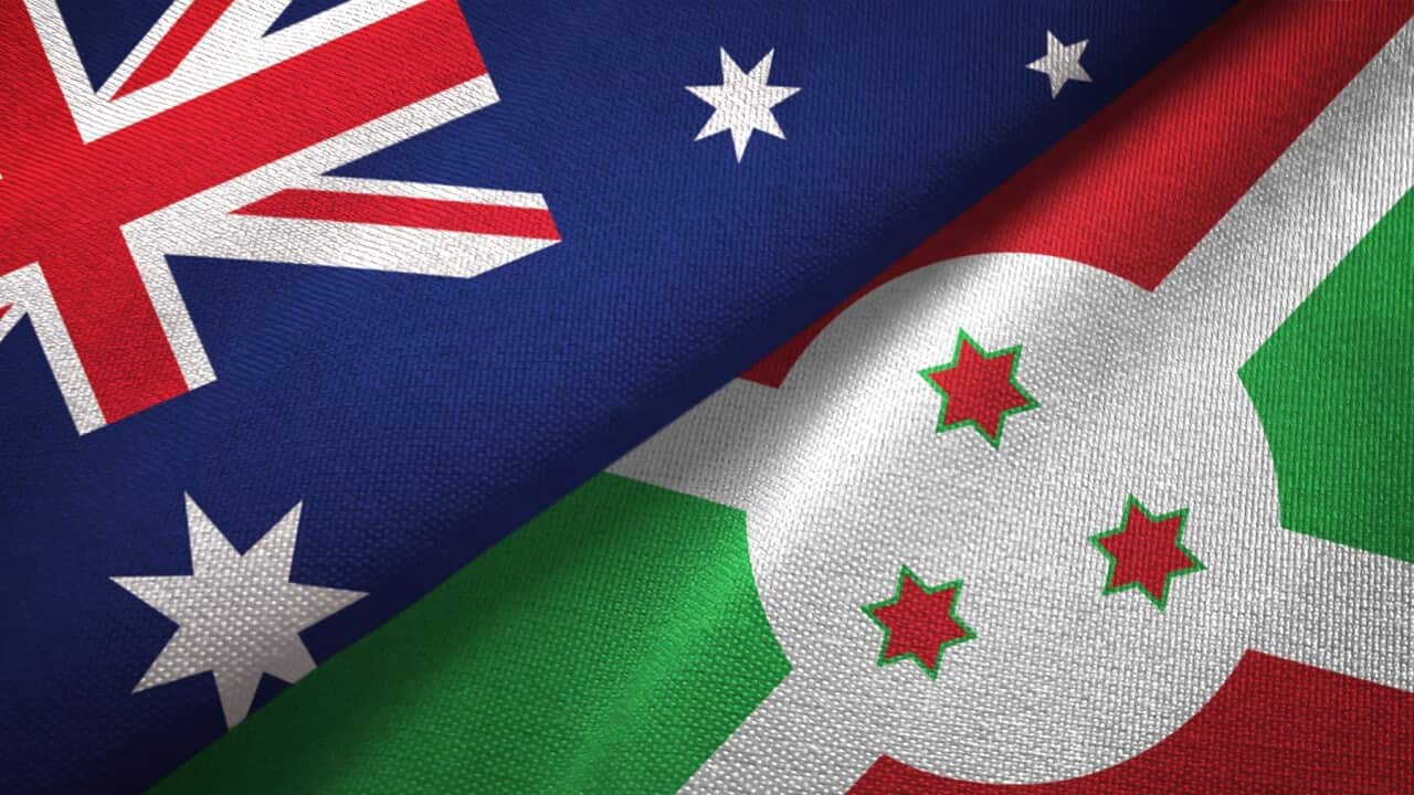 Ibendera rya Australia (ibubamfu) hamwe n'ibendera ryu Burundi (Iburyo)